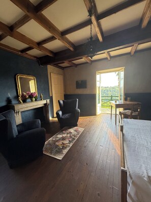 5 bedrooms, iron/ironing board, WiFi, bed sheets