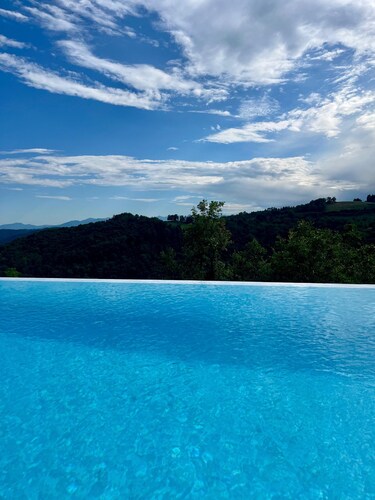 Villa with garden and pool. Unmissable view of the Langhe 200m from the village.