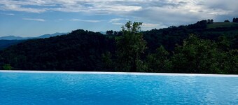Villa with garden and pool. Unmissable view of the Langhe 200m from the village.