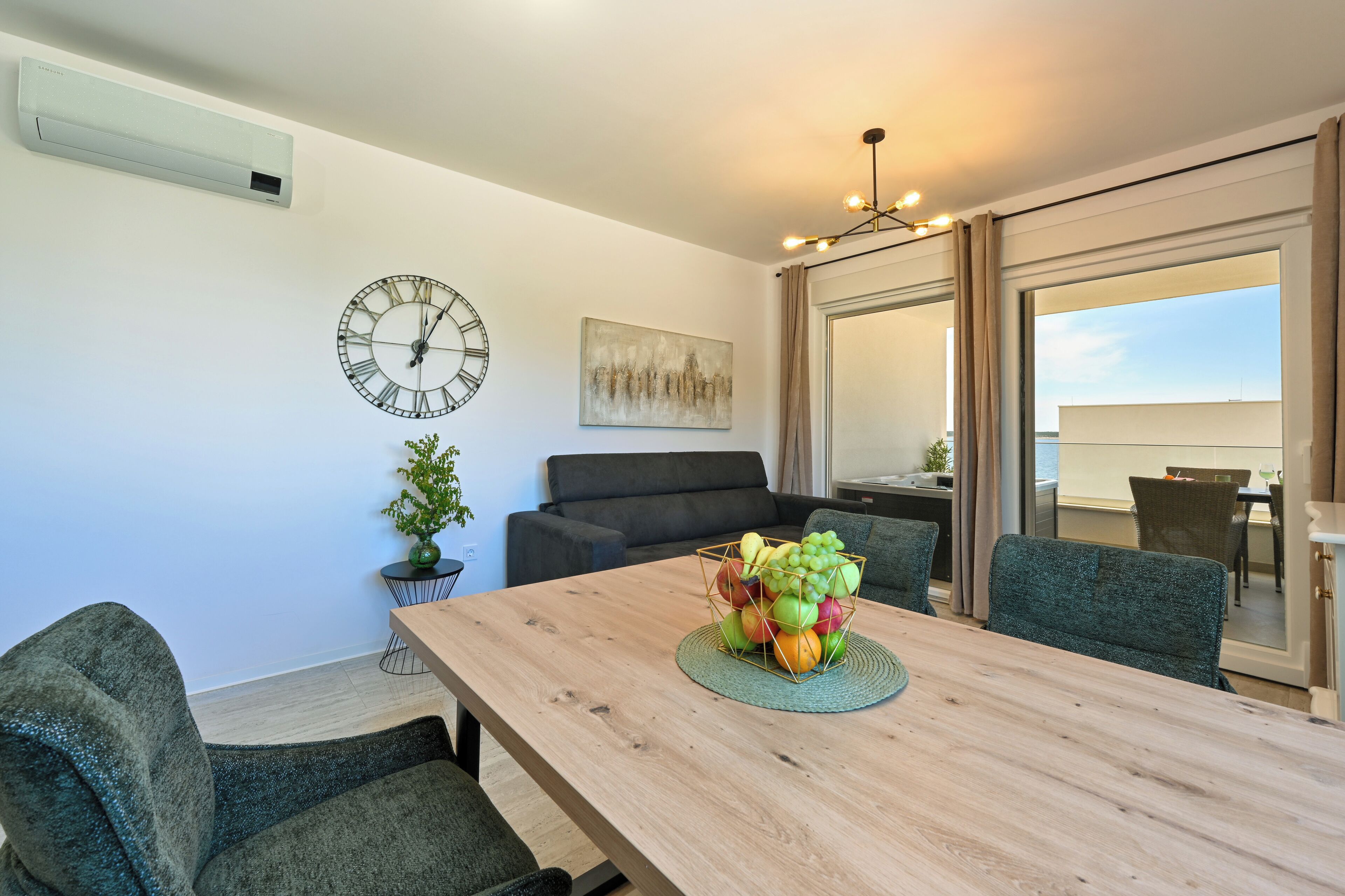 Deluxe-Apartment, Balkon, eingeschränkter Meerblick | Essbereich im Zimmer