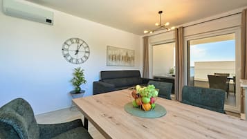 Apartemen Deluks, balkon, pemandangan laut terbatas | Makan di kamar