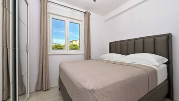 Apartemen Deluks, balkon, pemandangan laut terbatas | Setrika/meja setrika dan Wi-Fi gratis