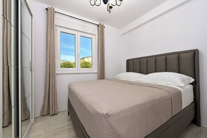 Deluxe Apartment, Balcony, Partial Sea View | Seterika/papan seterika, Wi-fi percuma 