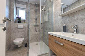 Deluxe Apartment, Balcony, Partial Sea View | Bilik Mandi | Pancuran mandi, pengering rambut, tuala disediakan, tisu tandas 