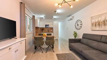 Appartement Deluxe, balcon, vue partielle sur la mer | Coin séjour