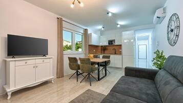 Appartement Deluxe, balcon, vue partielle sur la mer | Coin séjour