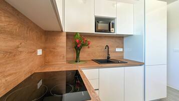 Deluxe-Apartment, Balkon, eingeschränkter Meerblick | Eigene Küche | Kühlschrank, Mikrowelle, Ofen, Herdplatte