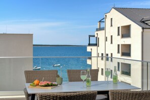 Deluxe Apartment, Balcony, Partial Sea View | Pemandangan dari bilik