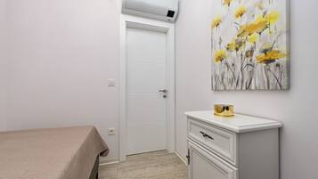 Căn hộ Deluxe, ban công, quang cảnh một góc biển | Bàn ủi/dụng cụ ủi quần áo, truy cập Internet không dây miễn phí