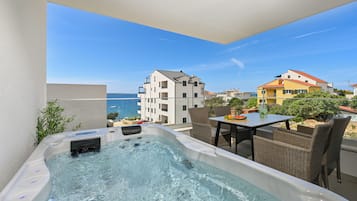 Appartement Deluxe, balcon, vue partielle sur la mer | Vue depuis lâhĂ©bergement