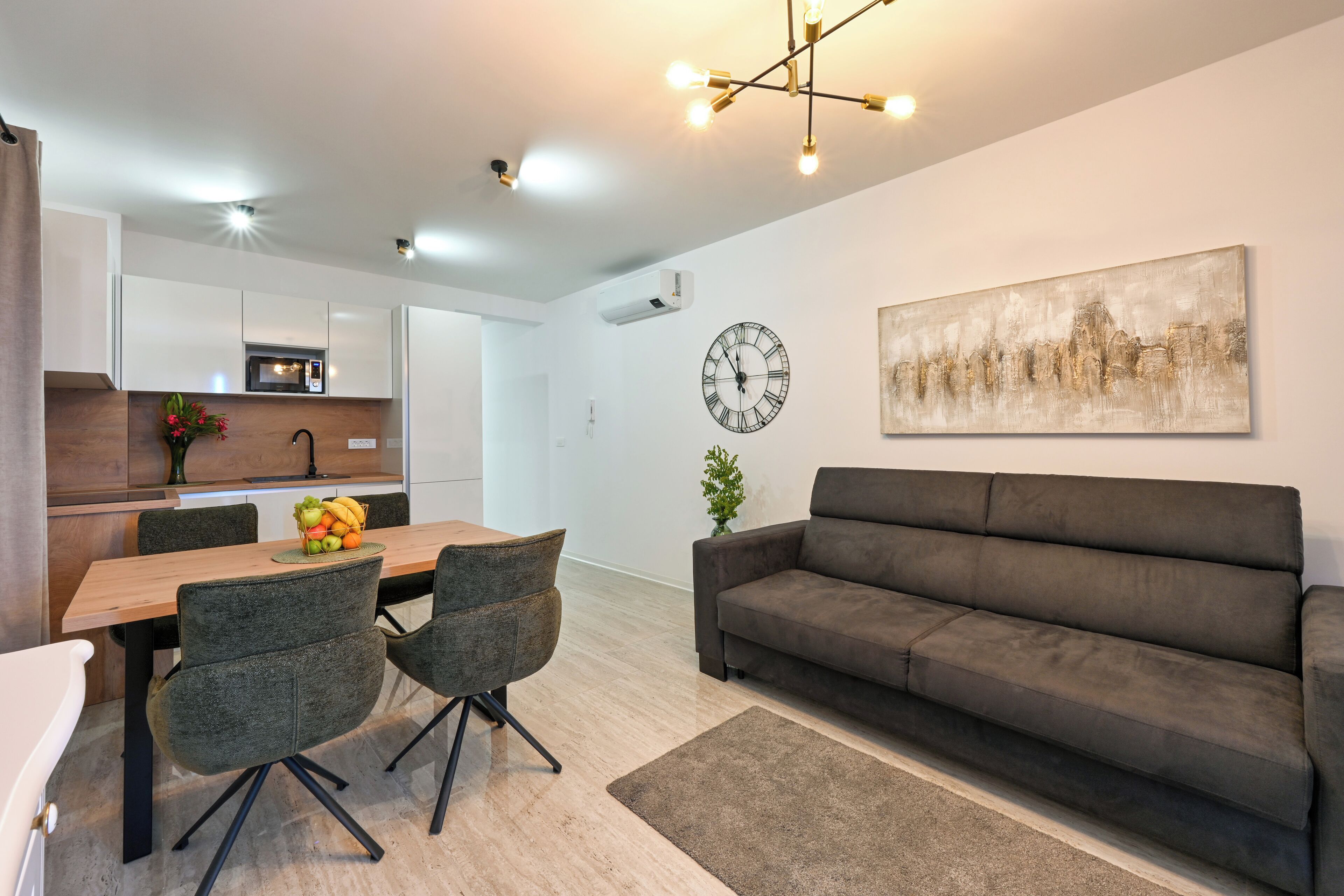 Appartement Deluxe, balcon, vue partielle sur la mer | Restauration dans la chambre