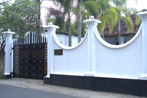 المنطقة المحيطة بالمنشأة