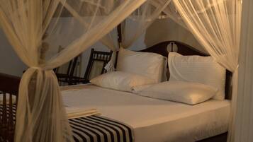 Tabla de planchar con plancha, wifi y ropa de cama