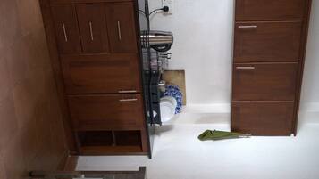 Regadera, toallas, jabón, papel de baño