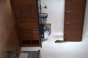 Regadera, toallas, jabón, papel de baño 