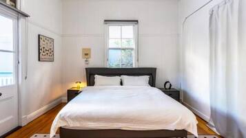 Silitysrauta/-lauta, Wi-Fi, vuodevaatteet