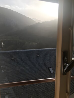 Interior - Holiday Home "Galy" with Mountain View, Private Garden and Wi-Fi (Cazeaux de Larboust)