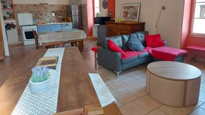 Une cuisine moderne avec une table à manger, un canapé et une table ronde dans l’espace salon.