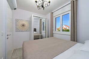 Appartement Deluxe, 2 chambres, vue partielle sur la mer | Coffre-fort, ameublement unique, fer et planche à repasser