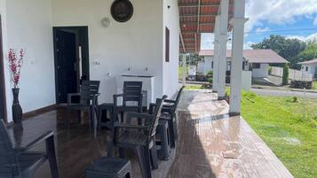 Casa, 2 habitaciones, con acceso para personas discapacitadas, balcón | Área de sala de estar | Consola de videojuegos y libros