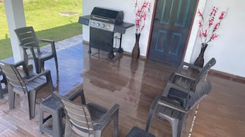 House, 2 Bedrooms, Accessible, Balcony | Living area | Video-game console, books