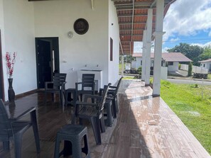Casa, 2 habitaciones, accesible para personas con discapacidad, balcón | Zona de estar | Una consola de videojuegos, libros