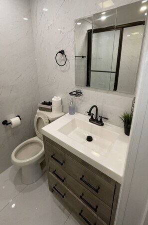 Ducha, secador de pelo, toallas y jabón