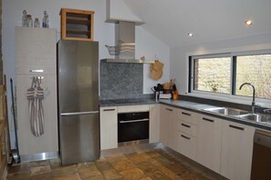 Fridge, microwave, oven, dishwasher - My family home, 18th century barn, garden (Colombiers-sur-Seulles)