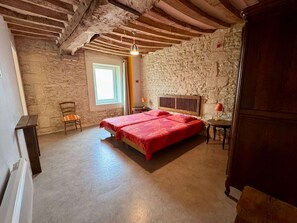 Tabla de planchar con plancha, wifi y ropa de cama 