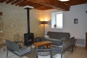 TV, DVD player, ping pong, books - My family home, 18th century barn, garden (Colombiers-sur-Seulles)