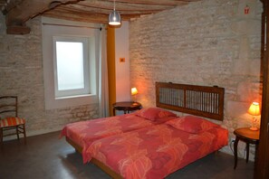 6 bedrooms, iron/ironing board, WiFi, bed sheets - My family home, 18th century barn, garden (Colombiers-sur-Seulles)