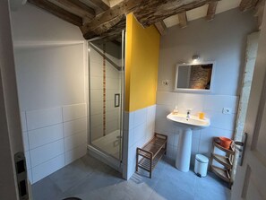 Dusche, Haartrockner, Handtücher