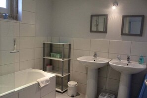 Shower, hair dryer, towels - My family home, 18th century barn, garden (Colombiers-sur-Seulles)