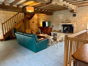 Televisión, reproductor de DVD, tenis de mesa y libros 