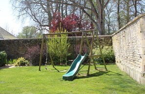 Children's area - My family home, 18th century barn, garden (Colombiers-sur-Seulles)