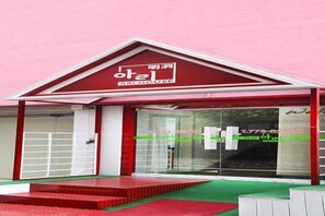 المنشأة من الخارج