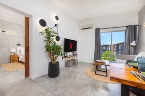 คอมฟอร์ทอพาร์ทเมนท์, วิวทะเล | บริเวณนั่งเล่น | ทีวีจอแอลซีดี 55 นิ้ว พร้อมช่องดิจิตอล, Netflix, บริการสตรีมมิ่ง