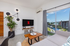 舒適公寓, 海景 | 起居區 | 55-吋 LCD 液晶電視、數位頻道、Netflix、串流服務