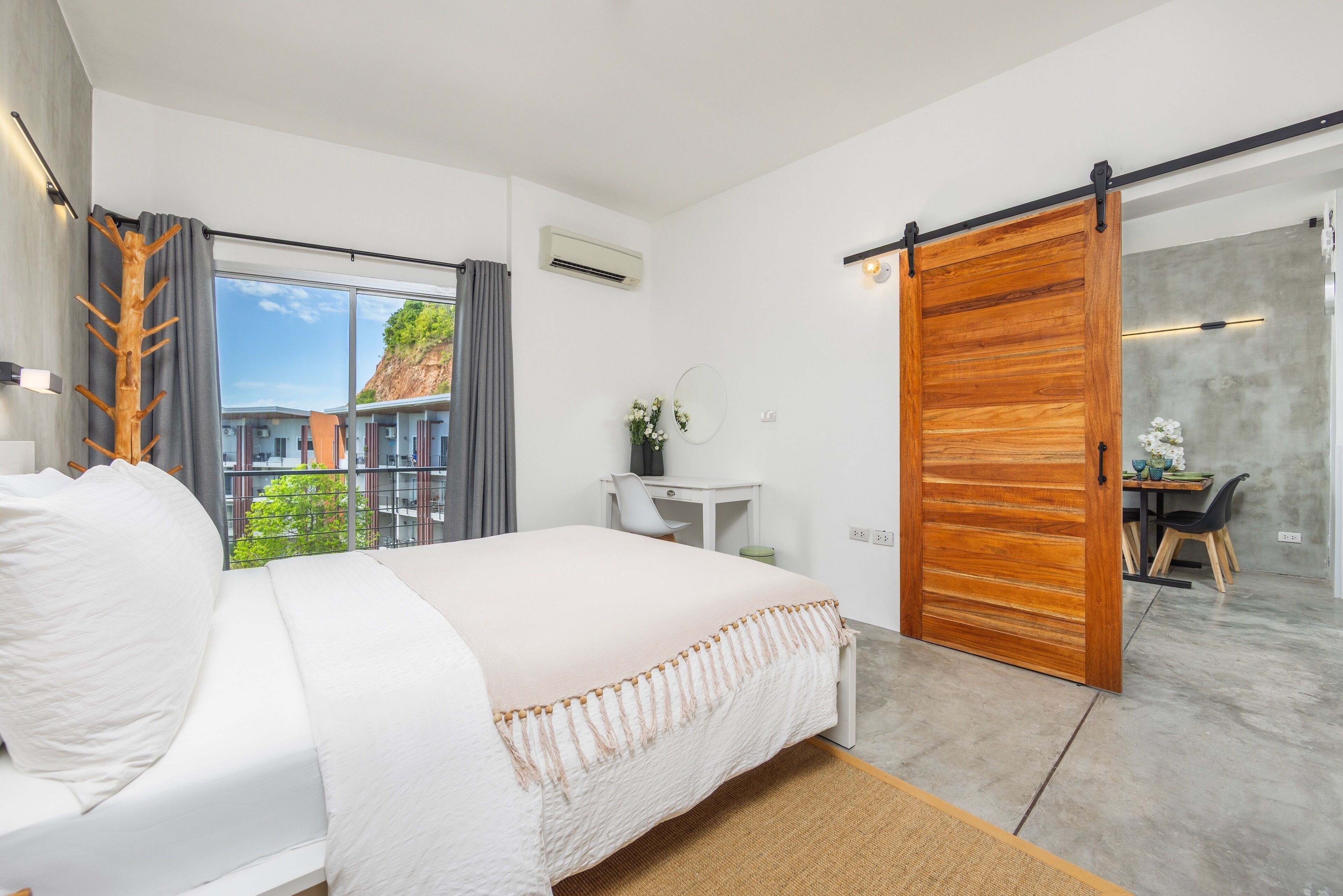 Apartemen Comfort, pemandangan laut | Tirai kedap cahaya, setrika/meja setrika, dan Wi-Fi gratis