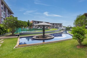 สระว่ายน้ำกลางแจ้ง