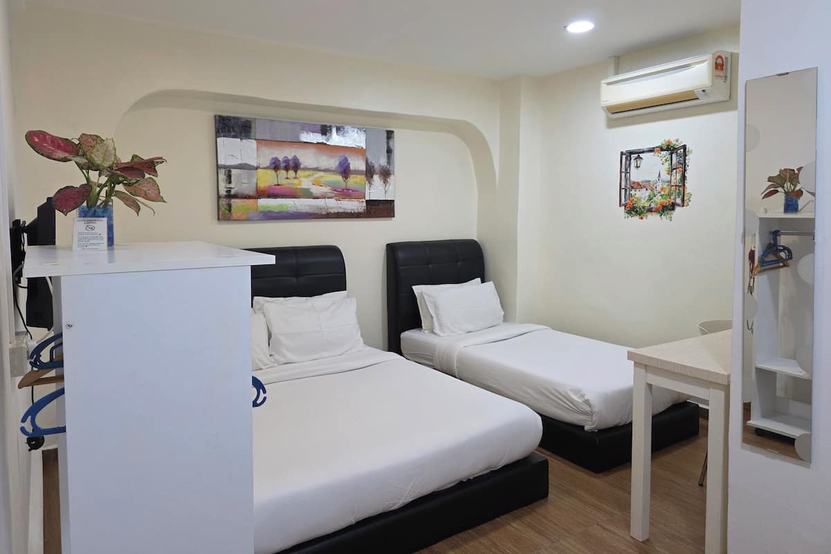 Deluxe Triple Room | Down duvets, individually decorated, individually furnished, desk