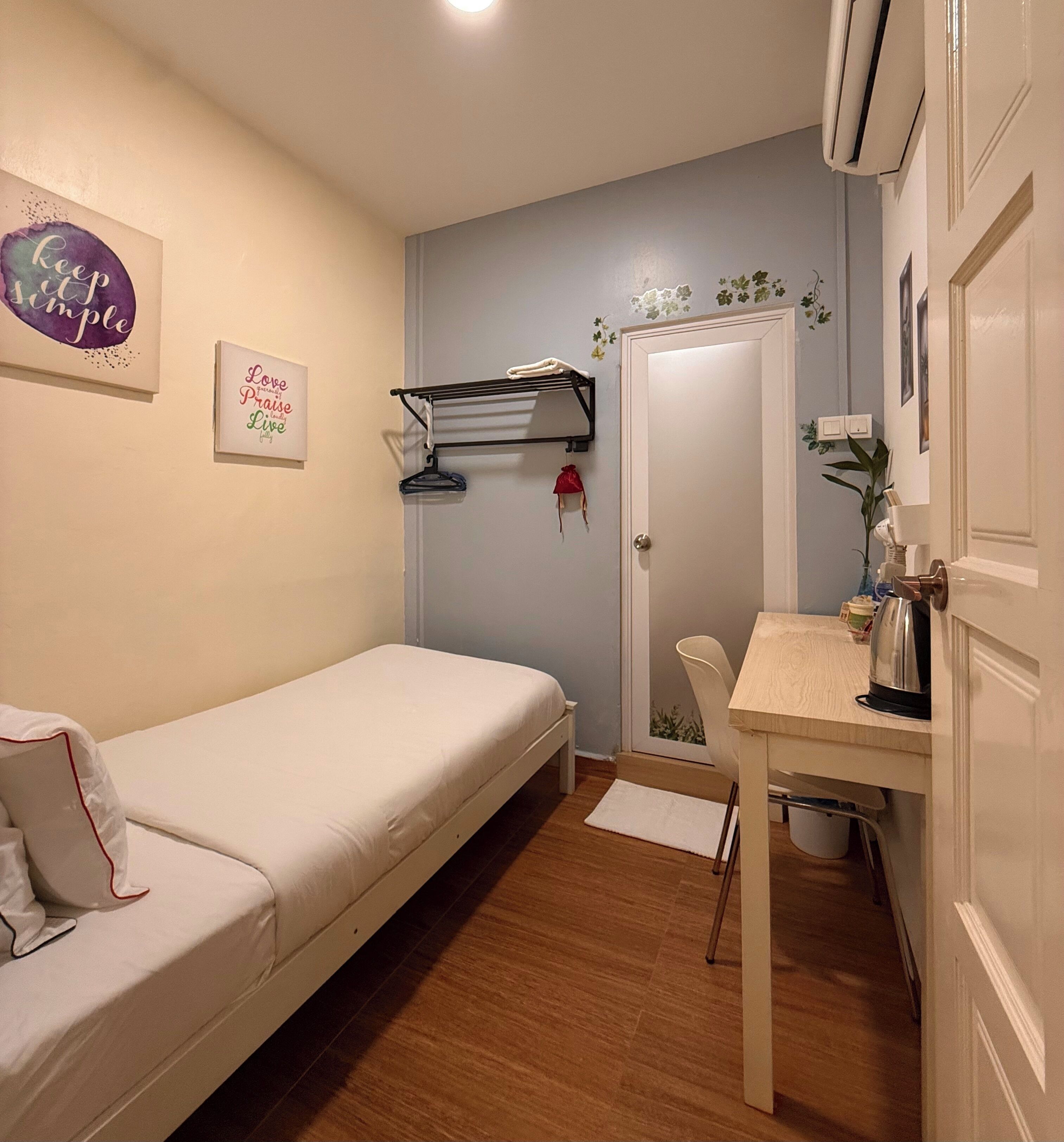 Deluxe enkelrum - icke-rökare - inga fönster | Duntäcken, individuell inredning, unika möbler och skrivbord