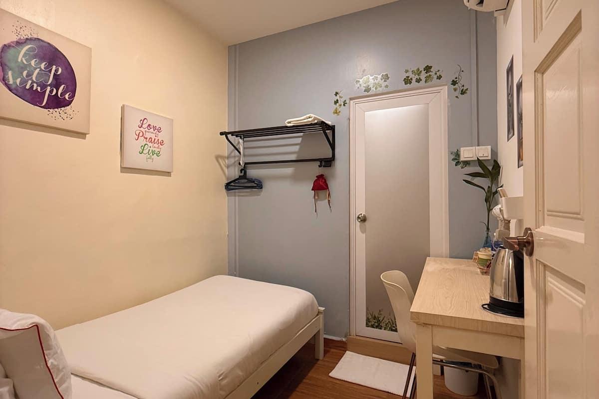 Deluxe enkelrum - icke-rökare - inga fönster | Duntäcken, individuell inredning, unika möbler och skrivbord