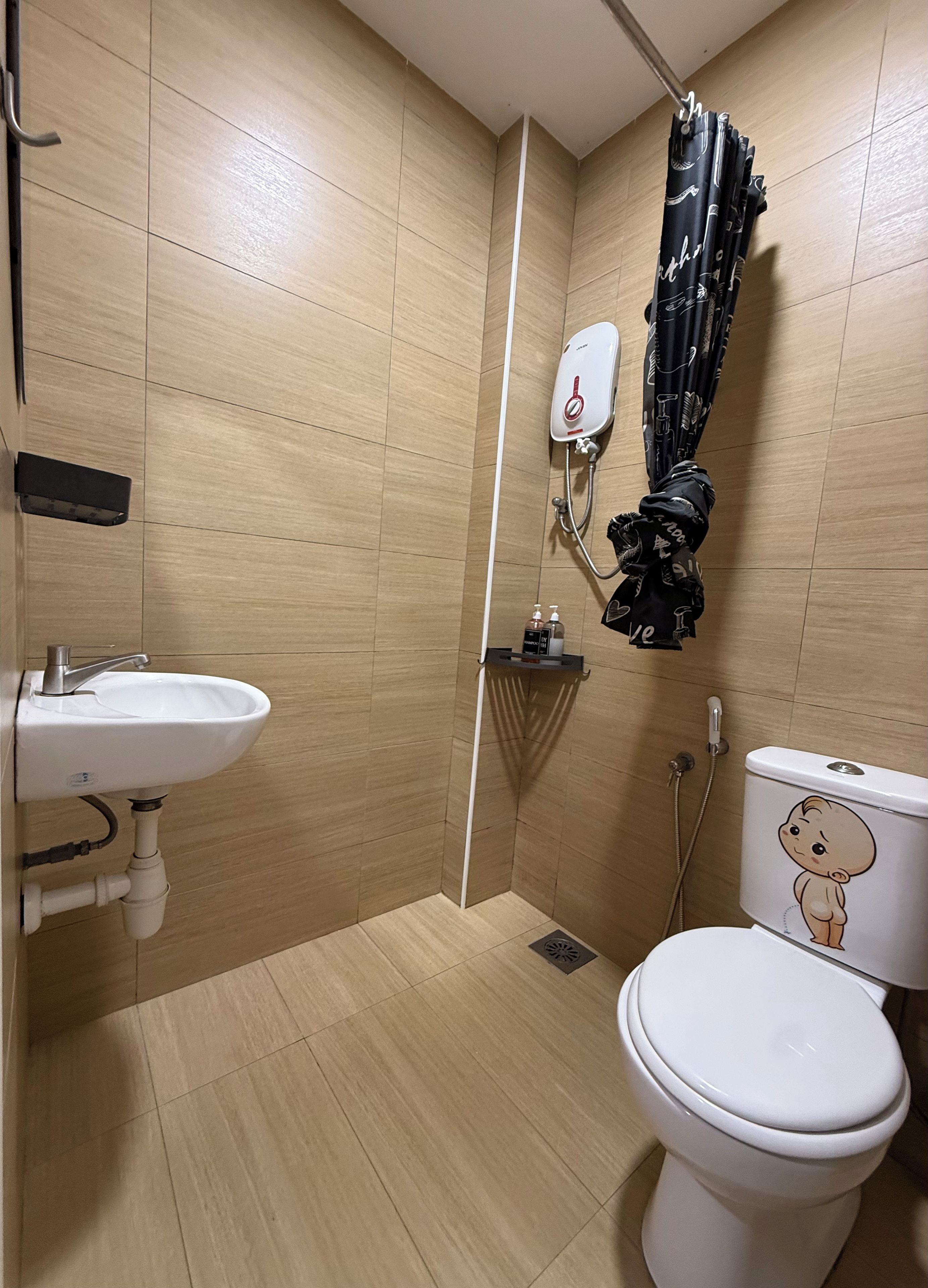 Une salle de bain avec un lavabo, des toilettes et une douche.