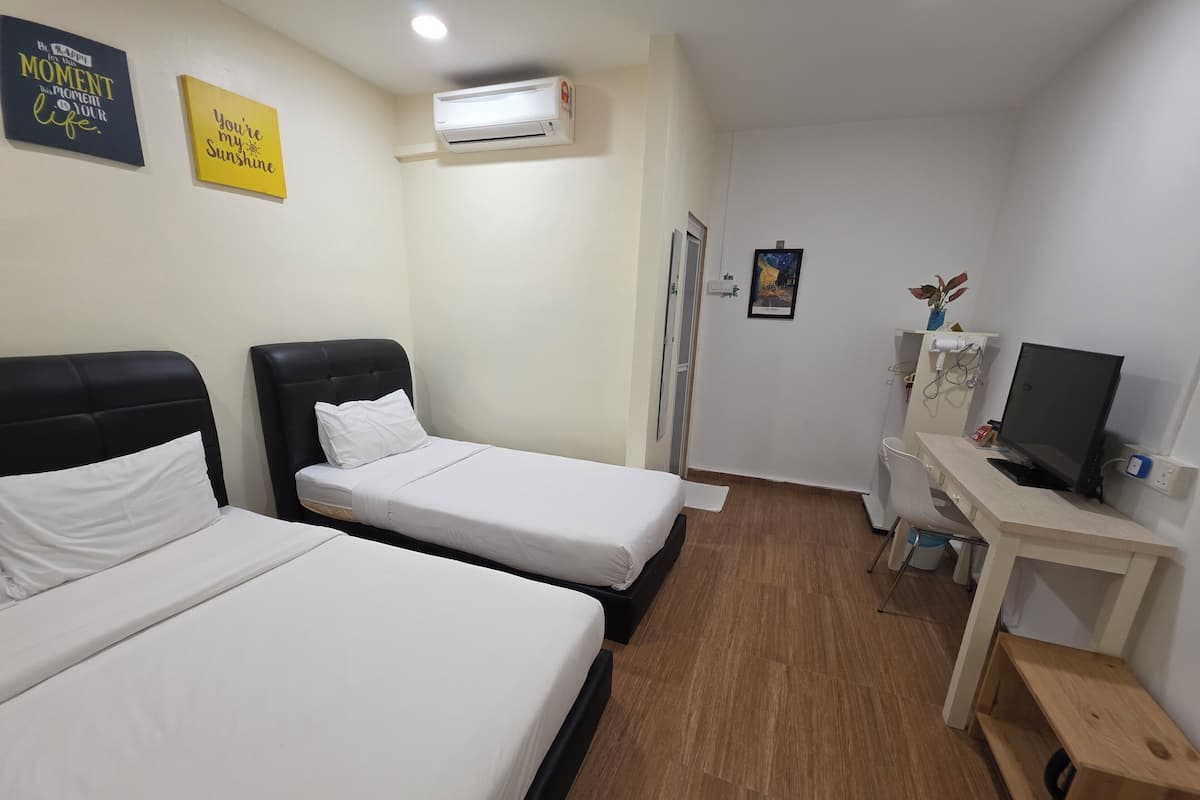 Deluxe Triple Room | Down duvets, individually decorated, individually furnished, desk