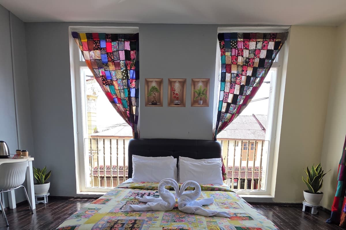 Deluxe Room | Down duvets, individually decorated, individually furnished, desk