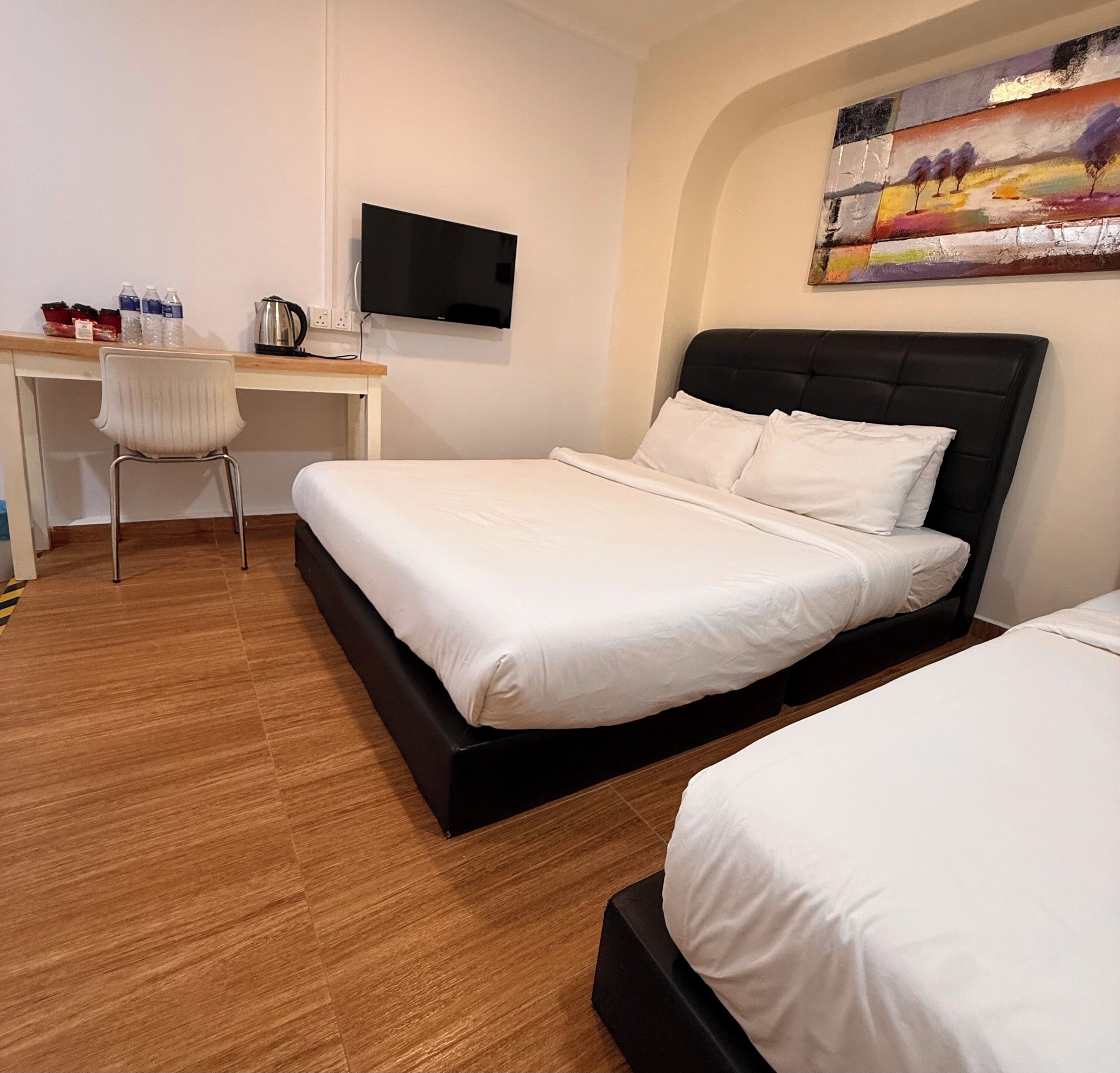 豪華三人房 | 羽絨被、獨特裝潢、布置獨特、書桌