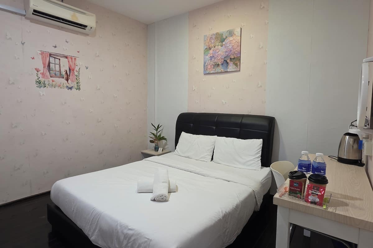 Basic Room | Down duvets, individually decorated, individually furnished, desk