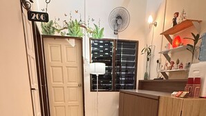 Una cocina compacta con una mesa, sillas y un armario.
