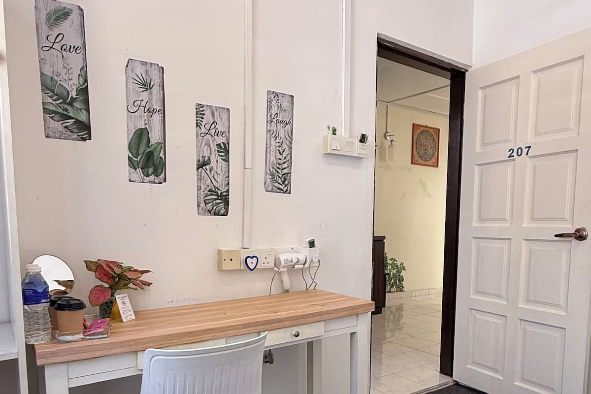 Standard-herbergi | Sérhannaðar innréttingar, skrifborð, vinnuaðstaða fyrir fartölvur